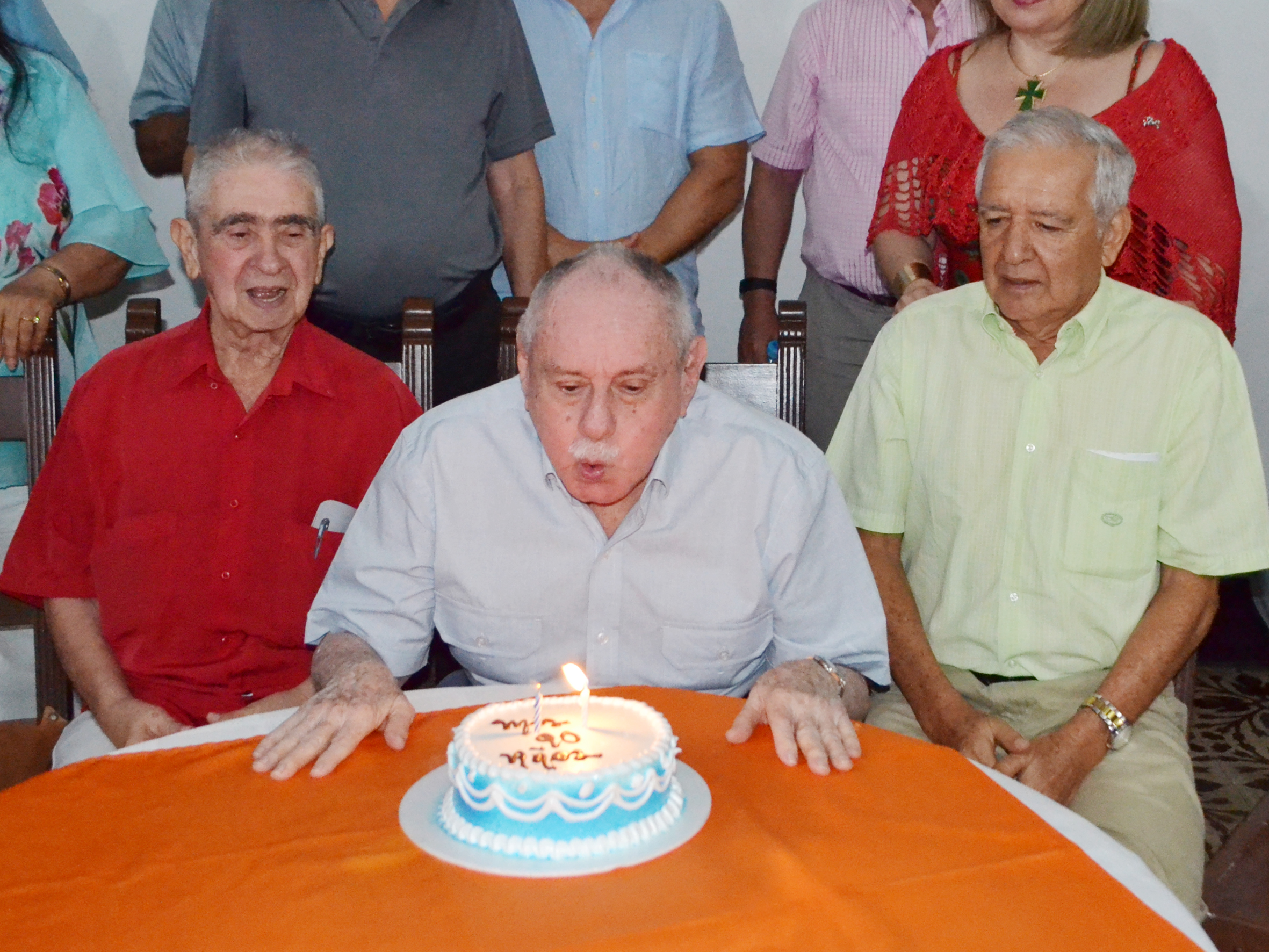 El agasajado Fabio Arce luna junto a Delimiro Moreno y José Vicente Ortiz.